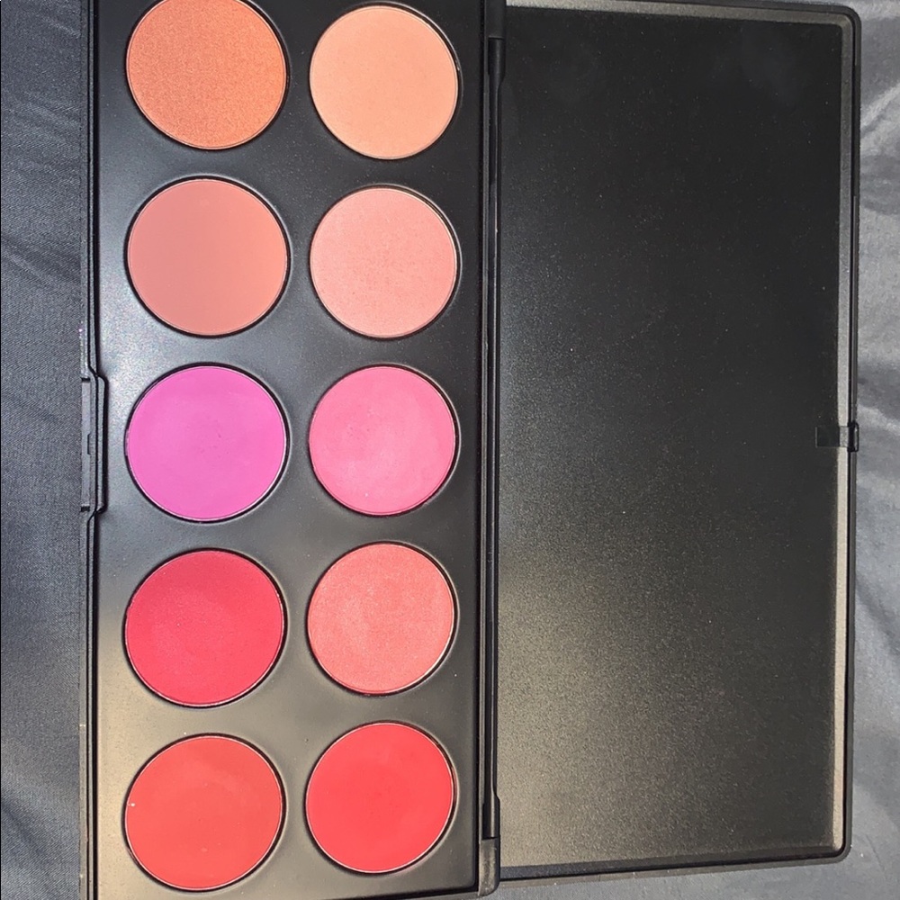 BHCOSMETICS Glamorous Blush 10 Color Palette.